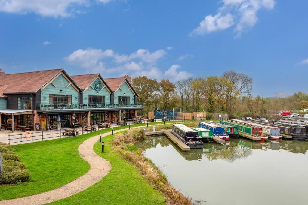 Beautiful Canal Side Apartment - City Centre - Balcony, Secure Parking, Self Check-In, Fast Wifi And Smart Tv With Sky Tv And Netflix By Yoko Property Milton Keynes Exterior foto